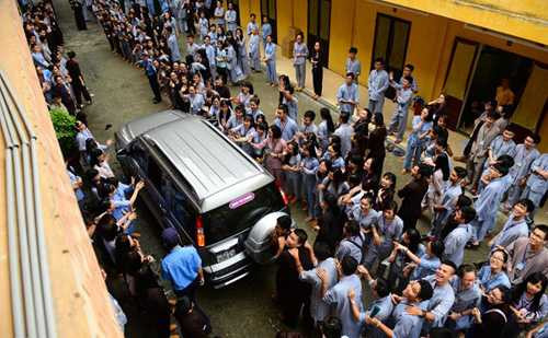 Bất ngờ với cảnh đi diễn như siêu sao của Hồ Văn Cường - 3