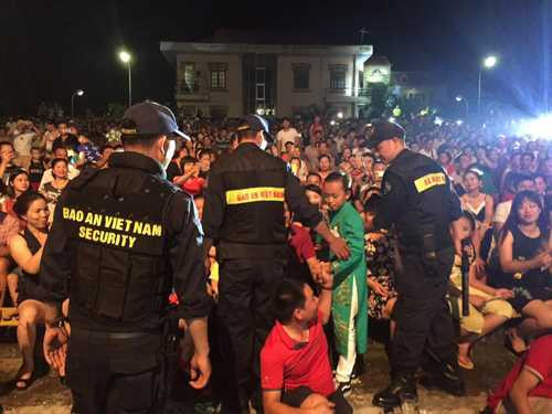 Bất ngờ với cảnh đi diễn như siêu sao của Hồ Văn Cường - 4