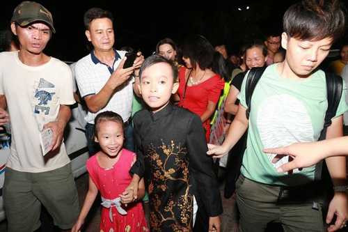 Bất ngờ với cảnh đi diễn như siêu sao của Hồ Văn Cường - 6