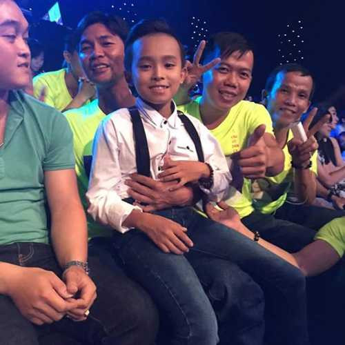 Bất ngờ với cảnh đi diễn như siêu sao của Hồ Văn Cường - 10