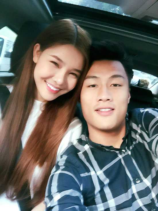 Vợ chồng Mạc Hồng Quân đang háo hức chào đón con trai. Ảnh: FB.