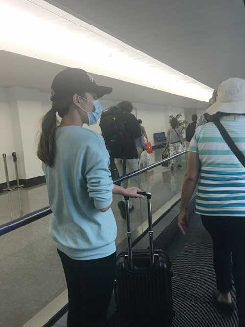 Hình ảnh Lưu Hương Giang bịt khẩu trang ở sân bay bị nghi là cô vừa mới trải qua đợt thẩm mỹ.