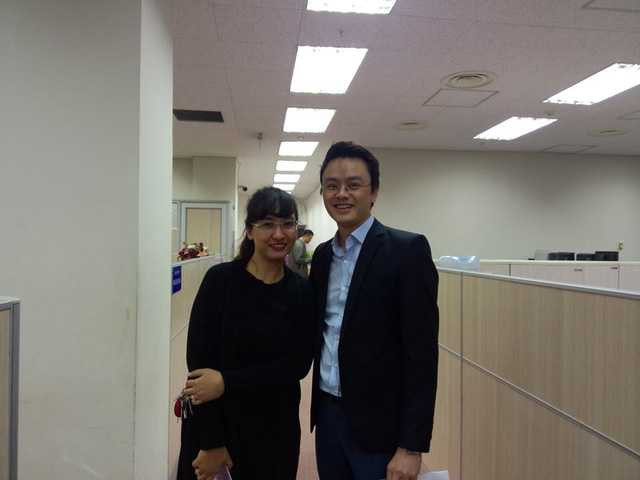 BTV Vân Anh và BTV Hữu Bằng trong giờ phút chia tay. Ảnh: HB.