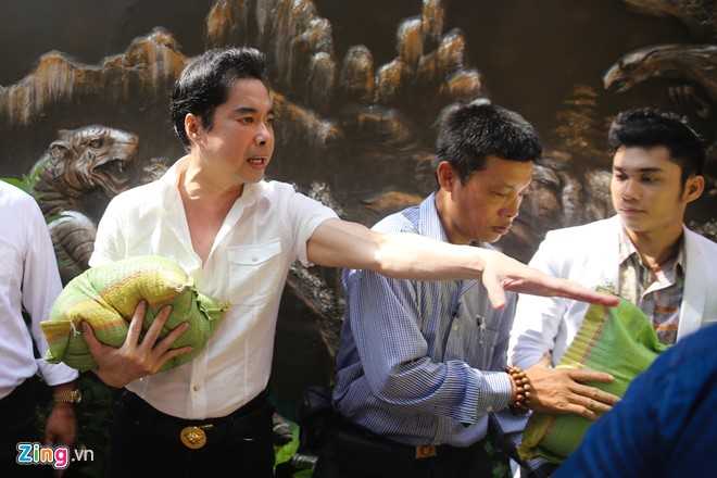 Nguoi dan nao loan nhan gao va tien truoc cua nha Ngoc Son hinh anh 7