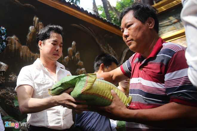 Nguoi dan nao loan nhan gao va tien truoc cua nha Ngoc Son hinh anh 8