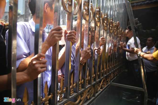 Nguoi dan nao loan nhan gao va tien truoc cua nha Ngoc Son hinh anh 9