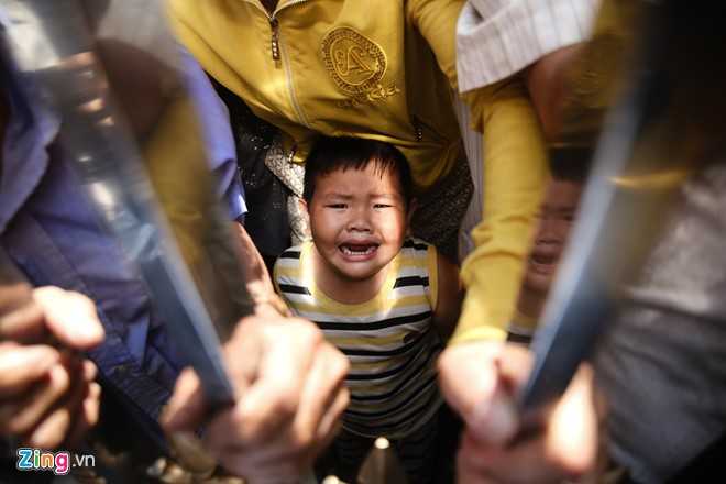 Nguoi dan nao loan nhan gao va tien truoc cua nha Ngoc Son hinh anh 6