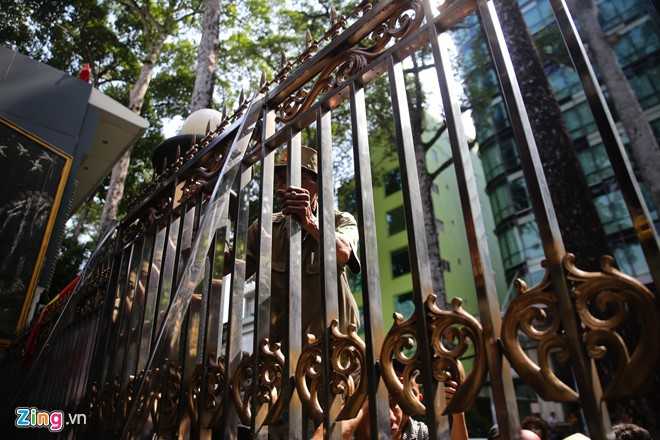 Nguoi dan nao loan nhan gao va tien truoc cua nha Ngoc Son hinh anh 10