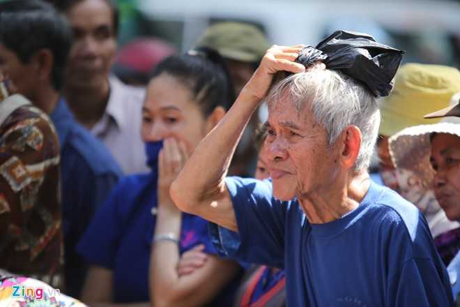 Nguoi dan nao loan nhan gao va tien truoc cua nha Ngoc Son hinh anh 5