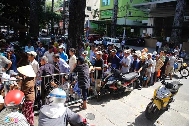 Nguoi dan nao loan nhan gao va tien truoc cua nha Ngoc Son hinh anh 1