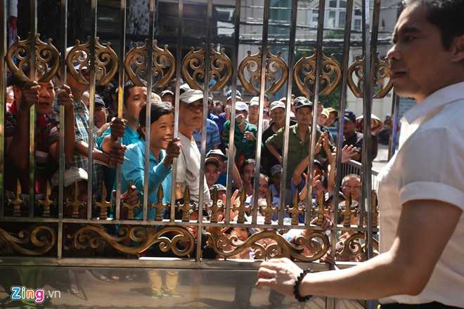 Nguoi dan nao loan nhan gao va tien truoc cua nha Ngoc Son hinh anh 2