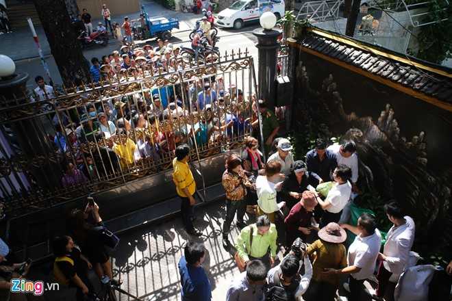 Nguoi dan nao loan nhan gao va tien truoc cua nha Ngoc Son hinh anh 3