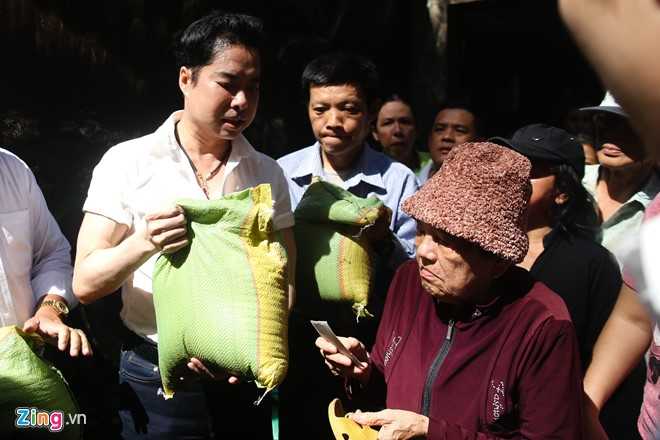 Nguoi dan nao loan nhan gao va tien truoc cua nha Ngoc Son hinh anh 4