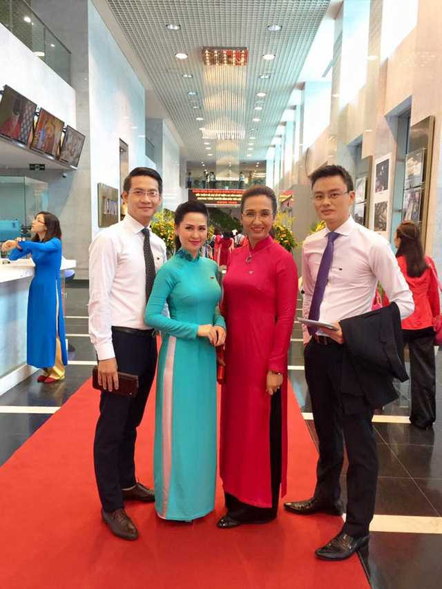 Từ trái qua: BTV Hữu Dương, Thuý Hằng, Vân Anh và Hữu Bằng.