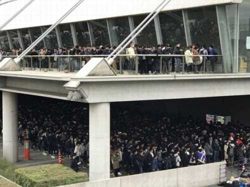 Hàng nghìn đàn ông xếp hàng 4km để ngắm "nữ thần" Nhật - 3