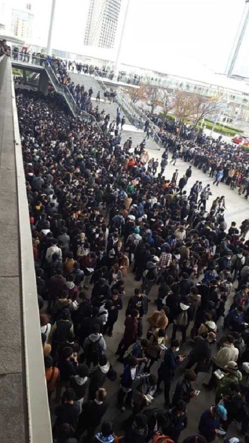 Hàng nghìn đàn ông xếp hàng 4km để ngắm "nữ thần" Nhật - 4