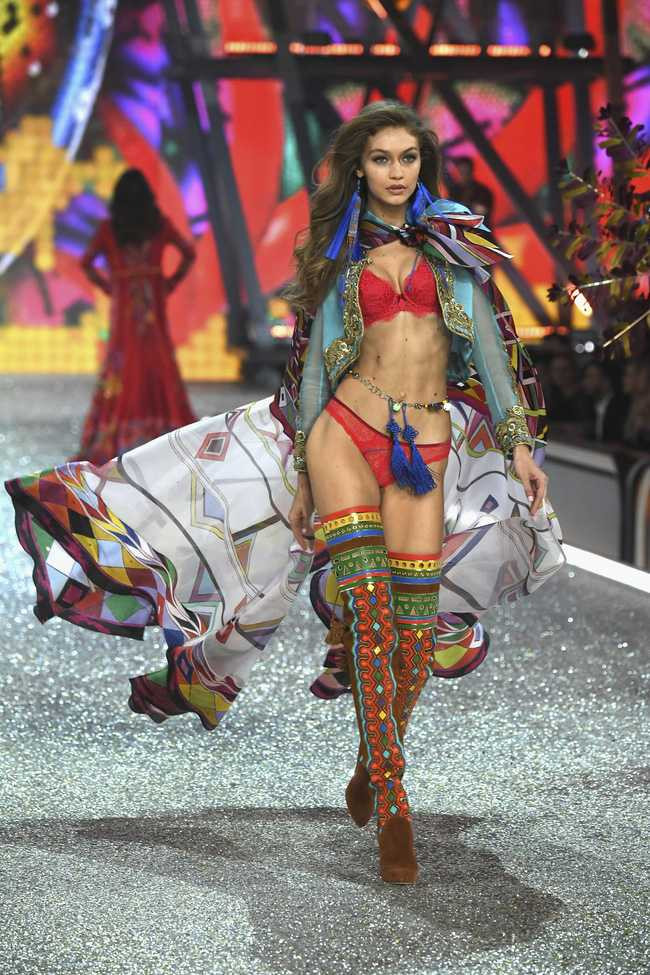 Chiêm ngưỡng loạt hình ảnh nóng bỏng tay trong Victorias Secret Fashion Show 2016! - Ảnh 11.