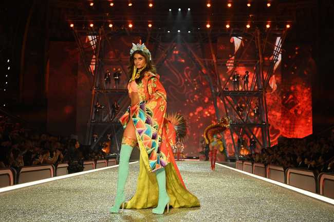 Chiêm ngưỡng loạt hình ảnh nóng bỏng tay trong Victorias Secret Fashion Show 2016! - Ảnh 13.