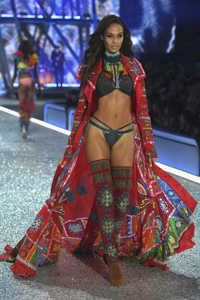 Chiêm ngưỡng loạt hình ảnh nóng bỏng tay trong Victorias Secret Fashion Show 2016! - Ảnh 12.