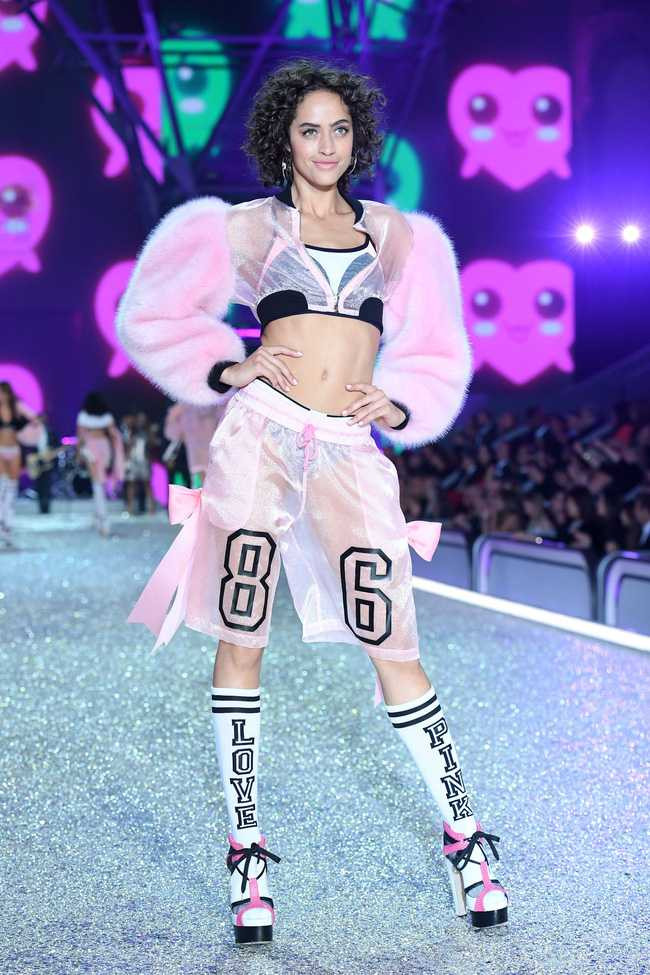 Chiêm ngưỡng loạt hình ảnh nóng bỏng tay trong Victorias Secret Fashion Show 2016! - Ảnh 35.