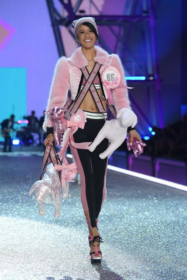 Chiêm ngưỡng loạt hình ảnh nóng bỏng tay trong Victorias Secret Fashion Show 2016! - Ảnh 37.