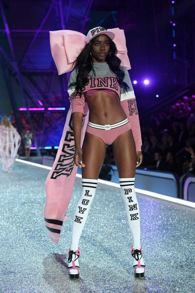 Chiêm ngưỡng loạt hình ảnh nóng bỏng tay trong Victorias Secret Fashion Show 2016! - Ảnh 39.