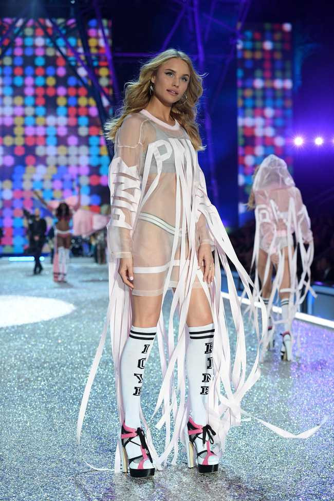 Chiêm ngưỡng loạt hình ảnh nóng bỏng tay trong Victorias Secret Fashion Show 2016! - Ảnh 40.
