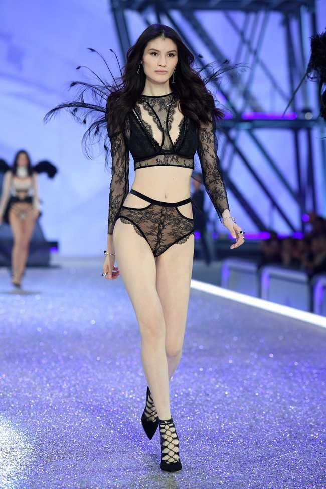 Chiêm ngưỡng loạt hình ảnh nóng bỏng tay trong Victorias Secret Fashion Show 2016! - Ảnh 53.