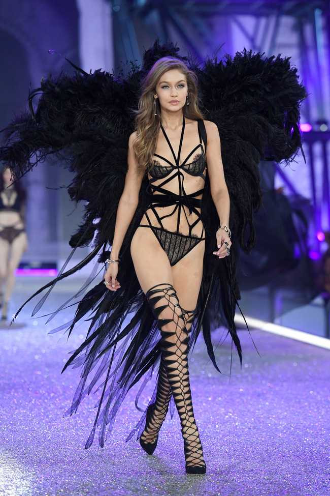 Chiêm ngưỡng loạt hình ảnh nóng bỏng tay trong Victorias Secret Fashion Show 2016! - Ảnh 47.