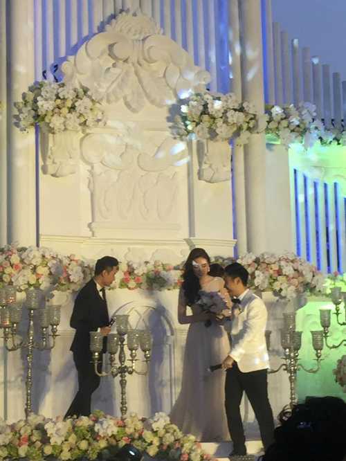 Do muốn giữ không gian riêng tư để gia đình, bạn bè và người thân quây quần bên nhau, lễ cưới của MC Mai Ngọc không cho giới truyền thông tiếp cận.