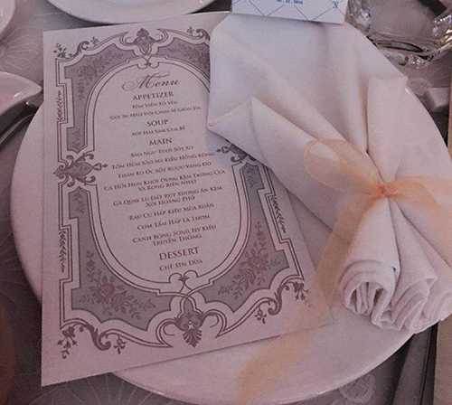 Menu tiệc cưới được thiết kế sang trọng theo phong cách hoàng gia với các món ăn