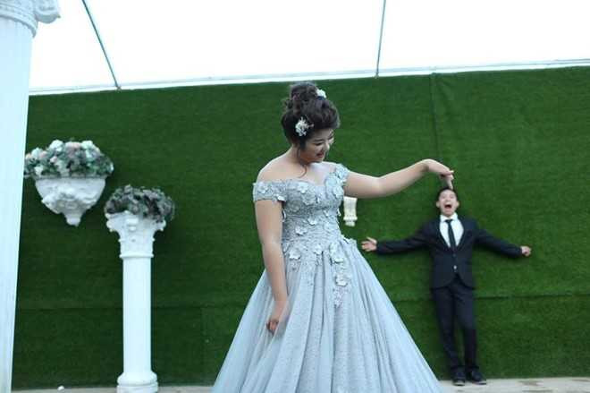 Anh cuoi hai huoc cua co dau nang hon chu re gan 20 kg hinh anh 1