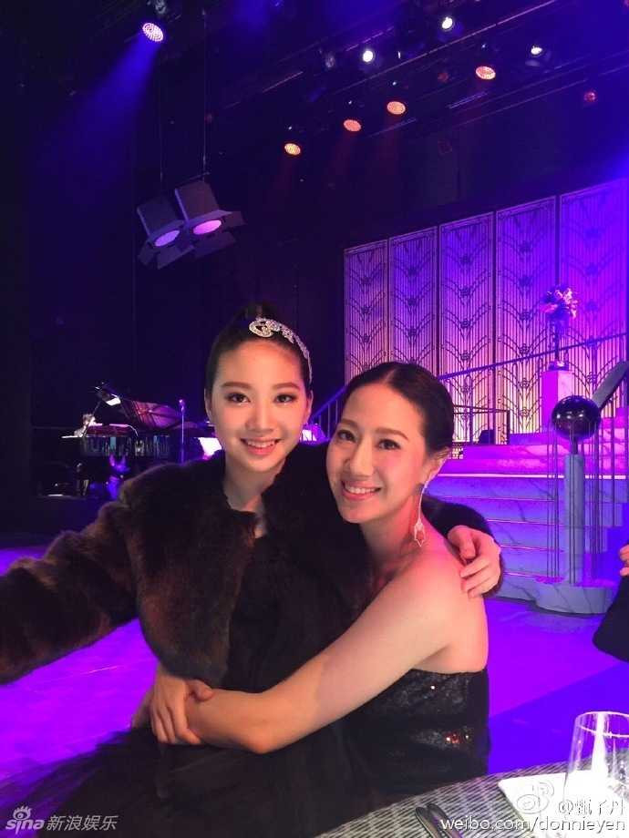 Con gái 12 tuổi của Chân Tử Đan xinh như hoa hậu trên sân khấu - 3