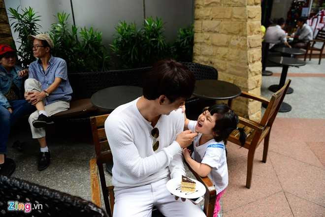 'Ong bo don than' Ung Dai Ve tro tai cham soc con gai cung hinh anh 1