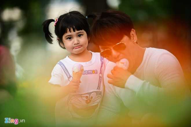 'Ong bo don than' Ung Dai Ve tro tai cham soc con gai cung hinh anh 11