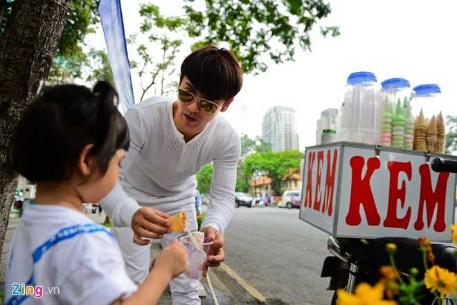 'Ong bo don than' Ung Dai Ve tro tai cham soc con gai cung hinh anh 12