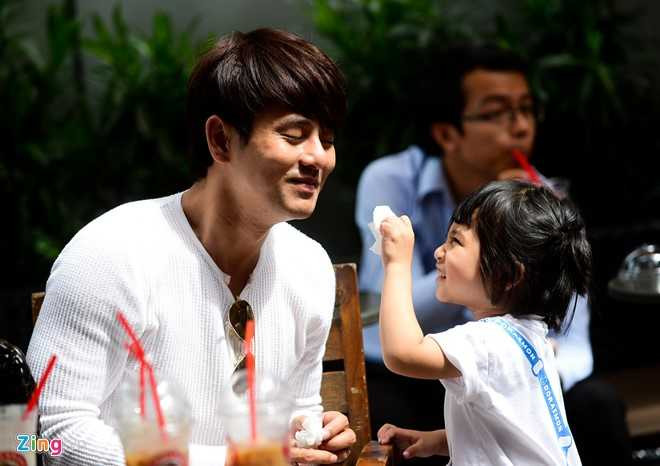 'Ong bo don than' Ung Dai Ve tro tai cham soc con gai cung hinh anh 3