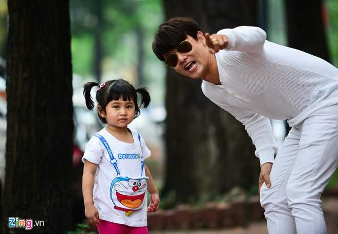 'Ong bo don than' Ung Dai Ve tro tai cham soc con gai cung hinh anh 6