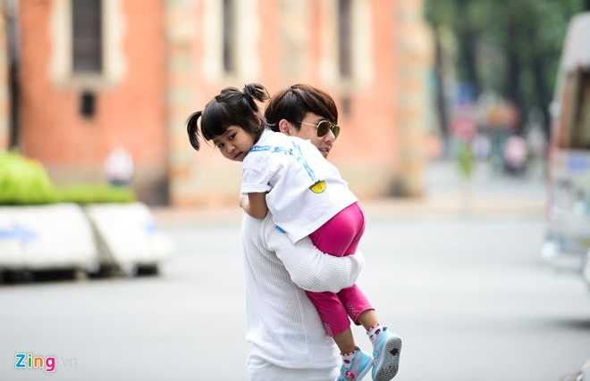 'Ong bo don than' Ung Dai Ve tro tai cham soc con gai cung hinh anh 7