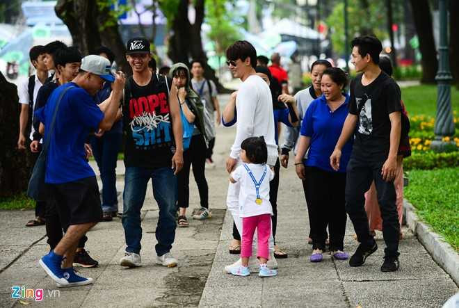 'Ong bo don than' Ung Dai Ve tro tai cham soc con gai cung hinh anh 8