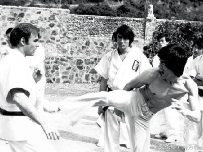 Sao vo thuat than Ly Tieu Long: Huy mat vo ca, danh dap vo 2 hinh anh 1