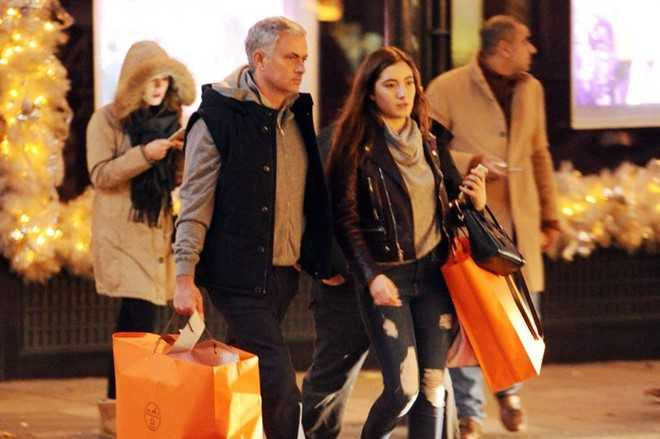 Mourinho cau co thap tung con gai di mua do nu trang hinh anh 1