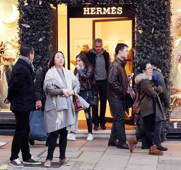 Mourinho cau co thap tung con gai di mua do nu trang hinh anh 5