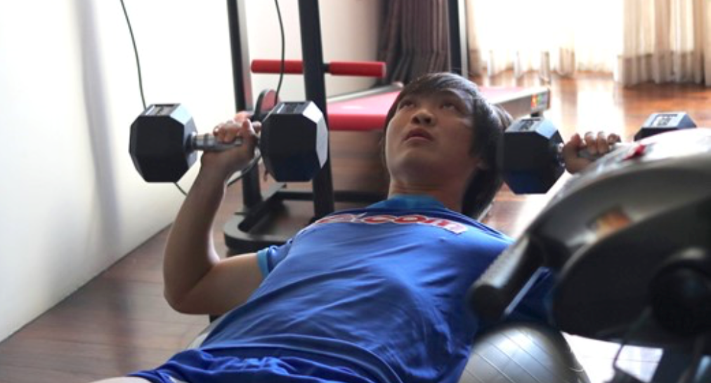 Tuấn Anh không thể tập nặng với các động tác vận động cần sử dụng đầu gối. Bởi vậy, anh tập tạ hàng ngày để duy trì thể lực. Ảnh: Tùng Lê.