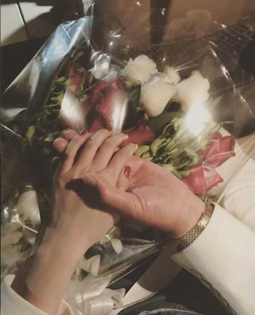 Ngoc Trinh khoe anh nam tay ban trai khi vua den My hinh anh 1