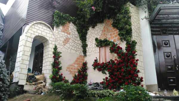 Hình ảnh một góc bên ngoài ngôi biệt thự đã được trang trí. 