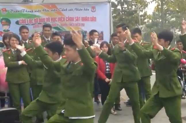 Nam sinh Canh sat nhay het minh tren nen nhac soi dong hinh anh 1