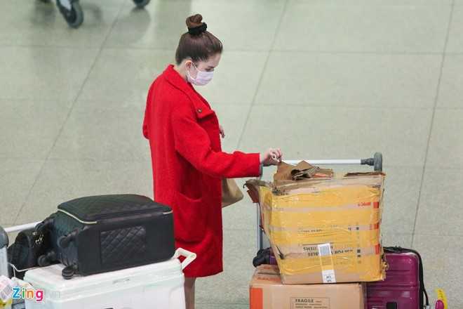 Ngoc Trinh bit kin mat khi ve nuoc sau ky nghi voi ban trai hinh anh 4