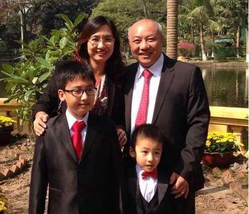 BTV Vân Anh và chồng, con