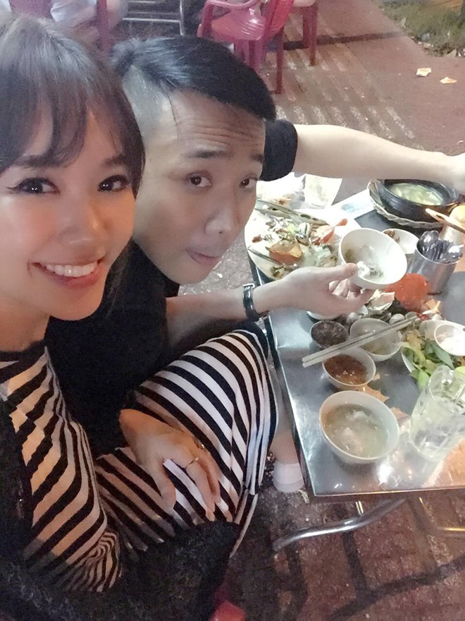 Tran Thanh va Hari Won di an quan via he luc nua dem hinh anh 5